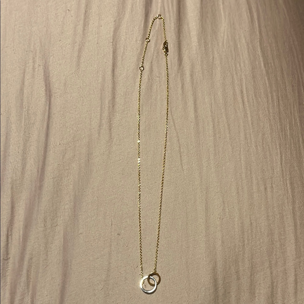 Elegant Gold Necklace with Interlocking Rings